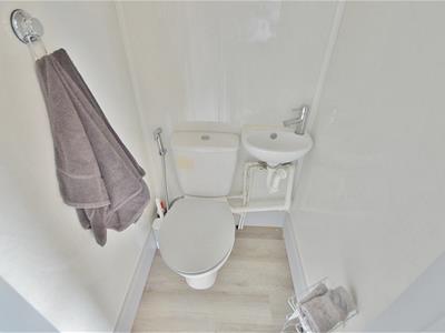 EN-SUITE CLOAKROOM